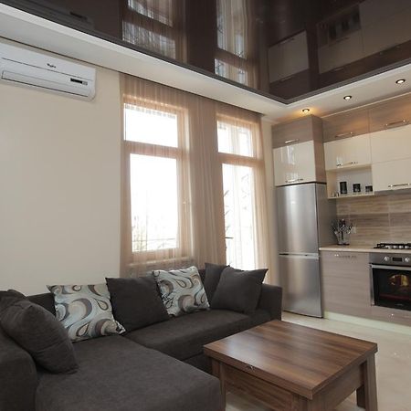 Apartment With Summer Terrace 巴统 客房 照片