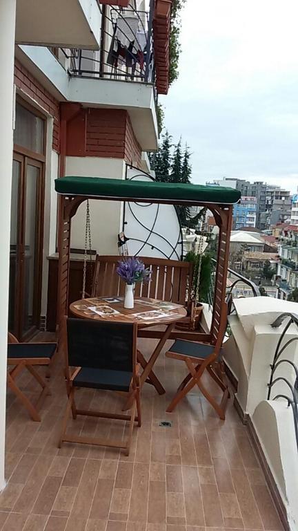 Apartment With Summer Terrace 巴统 客房 照片