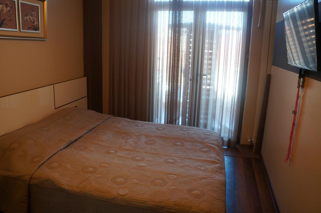 Apartment With Summer Terrace 巴统 客房 照片