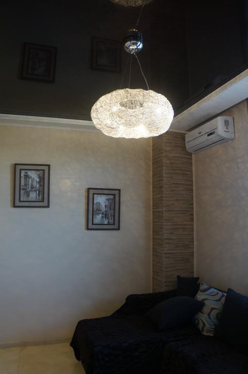 Apartment With Summer Terrace 巴统 客房 照片