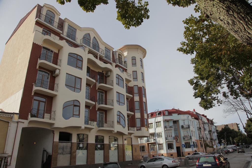 Apartment With Summer Terrace 巴统 客房 照片