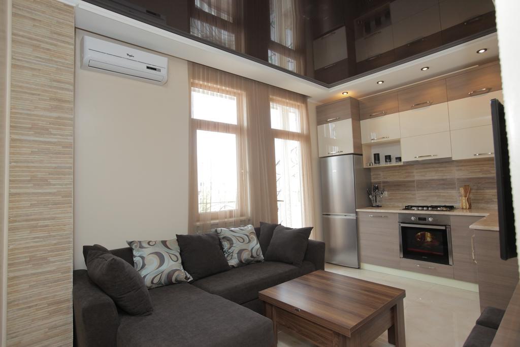 Apartment With Summer Terrace 巴统 客房 照片