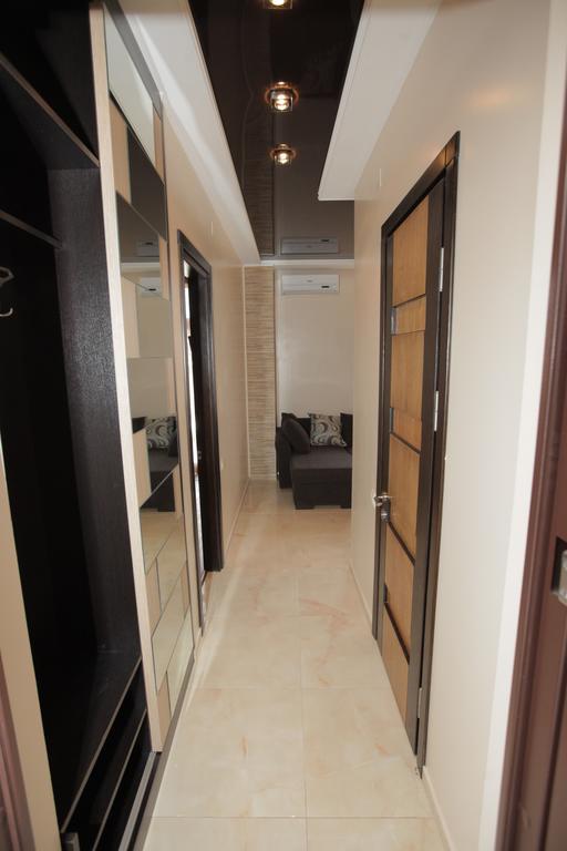 Apartment With Summer Terrace 巴统 客房 照片