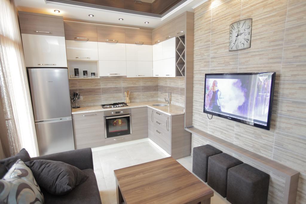 Apartment With Summer Terrace 巴统 客房 照片